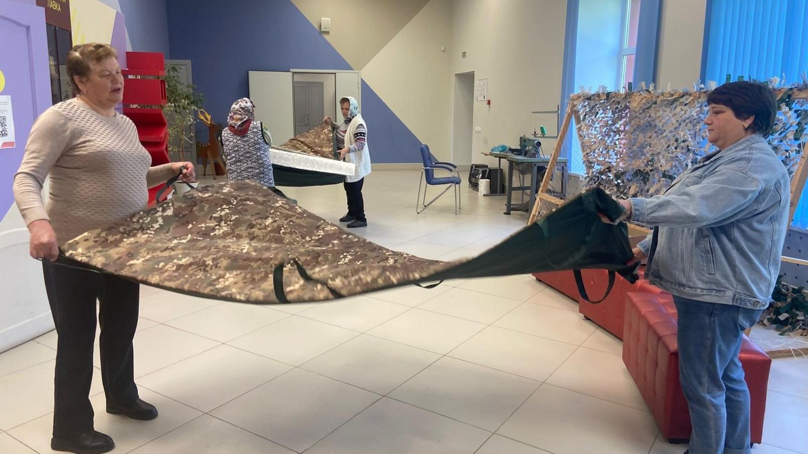Сельчане Кочкуровского района шьют антидроновые одеяла и плетут маскировочные сети Сельчане Кочкуровского района шьют антидроновые одеяла и плетут маскировочные сети