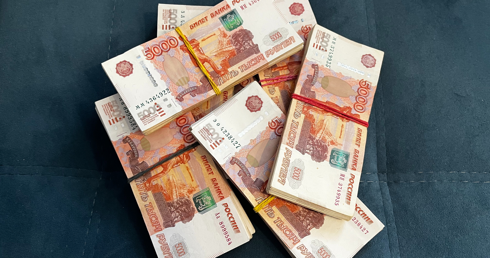 Названы сферы с зарплатами от 500 тысяч рублей и выше 