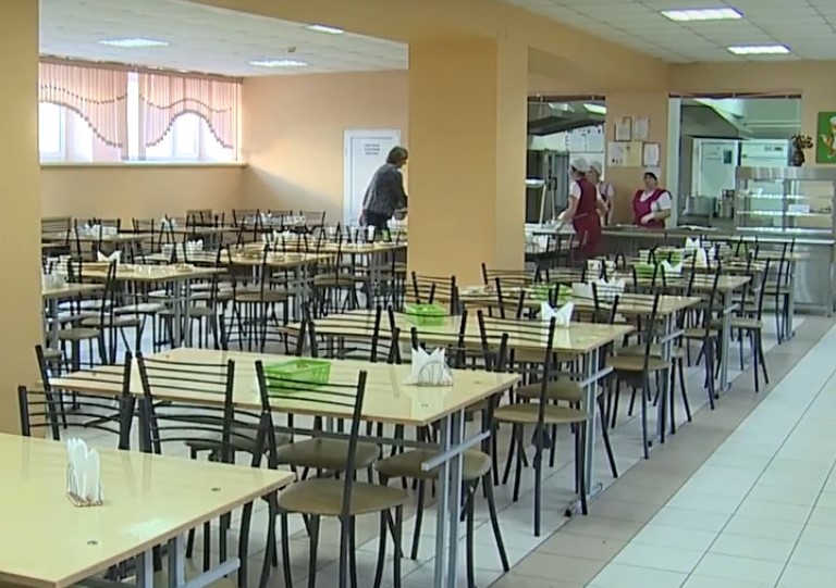 В школы России продолжат направлять средства на бесплатное горячее питание детей