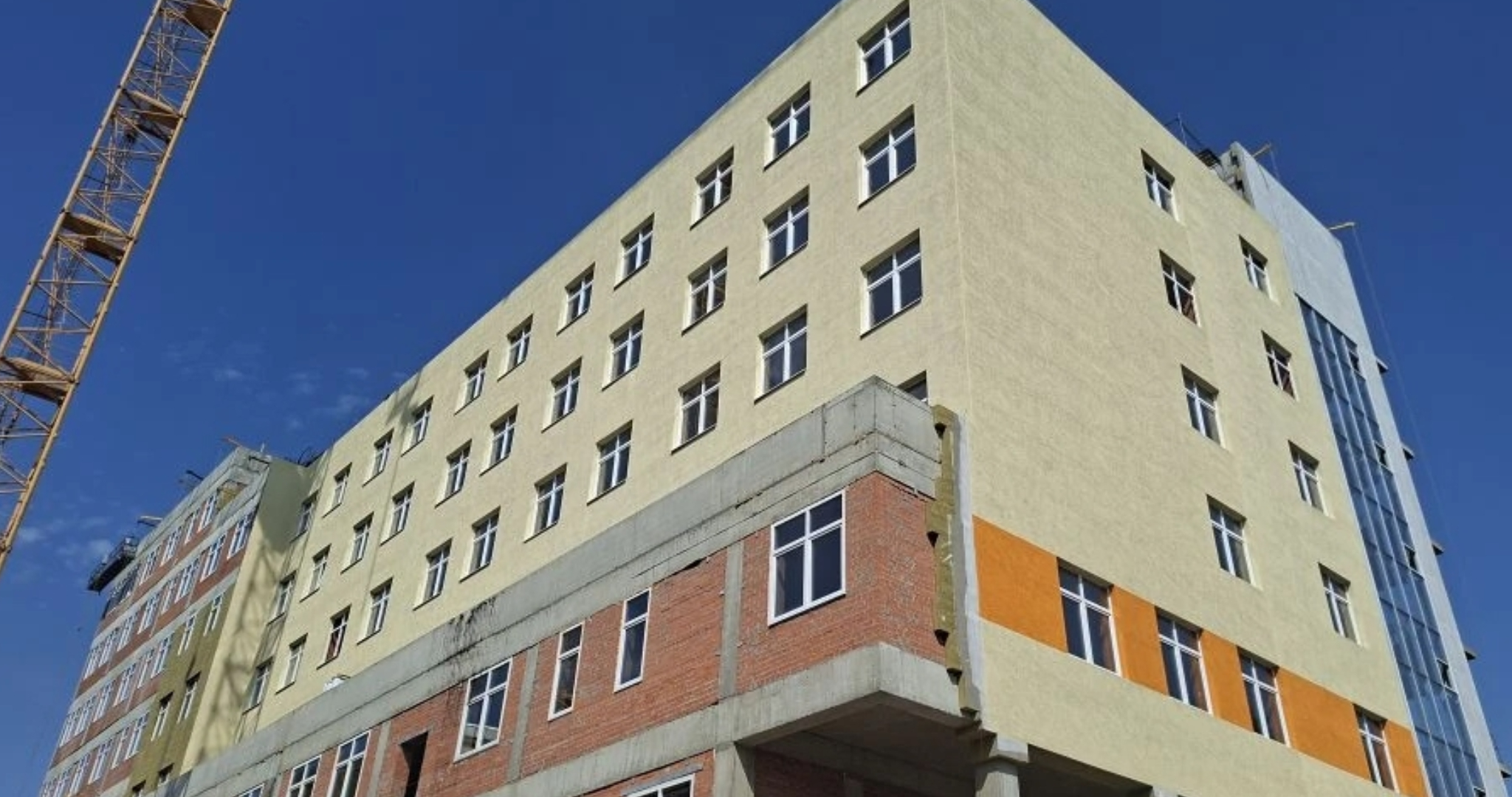 В новом онкодиспансере в Саранске начали устанавливать окна 