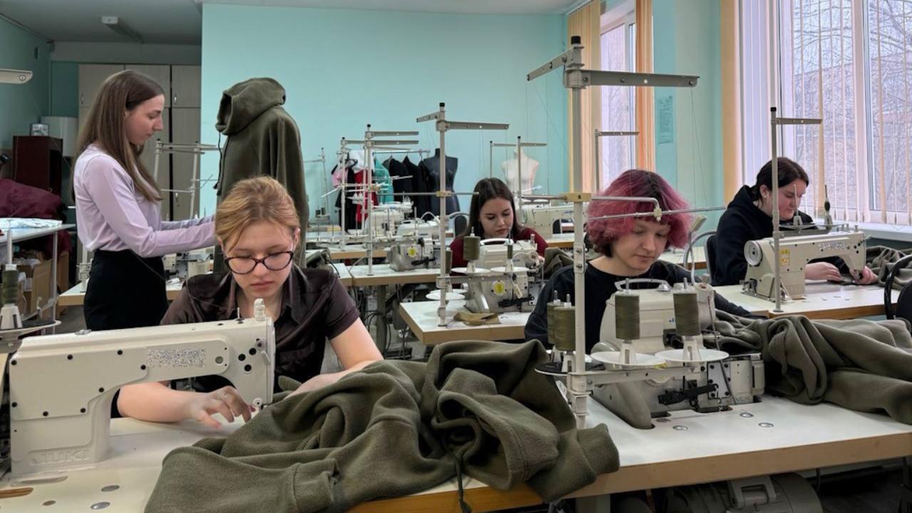 В Саранске студенты и педагоги техникума шьют толстовки для бойцов СВО В Саранске студенты и педагоги техникума шьют толстовки для бойцов СВО