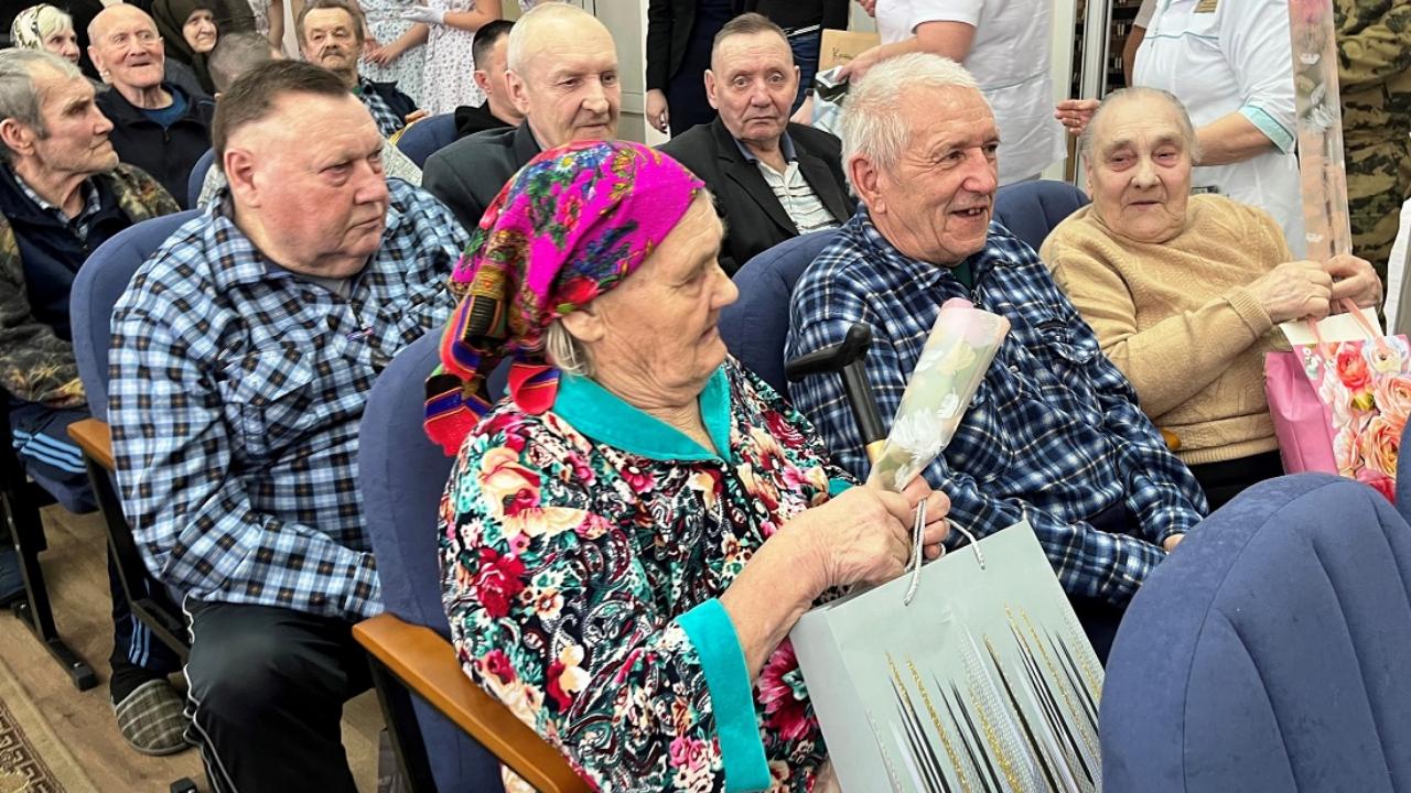 Волонтеры Сбера подарили праздник подопечным Большеберезниковского дома-интерната