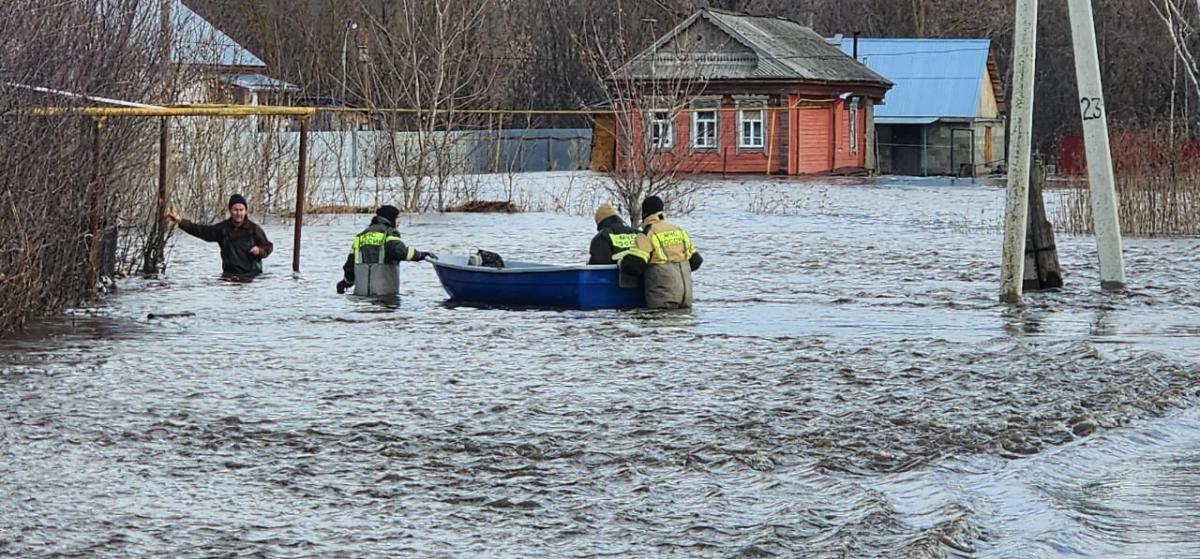 В подтопленном селе Кочуново эвакуировали ребенка и больного мужчину