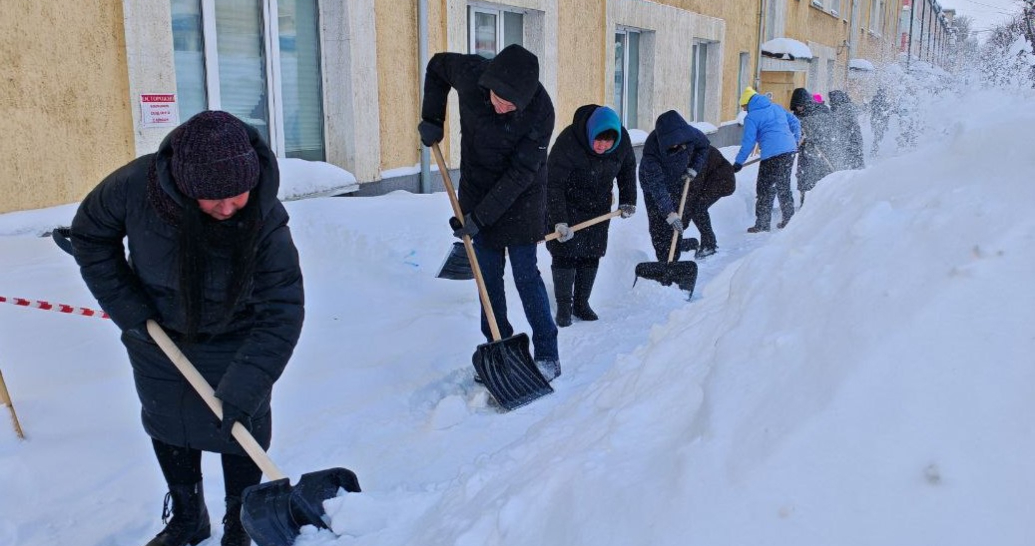 Чиновники в Мордовии вышли на борьбу с метровыми сугробами 