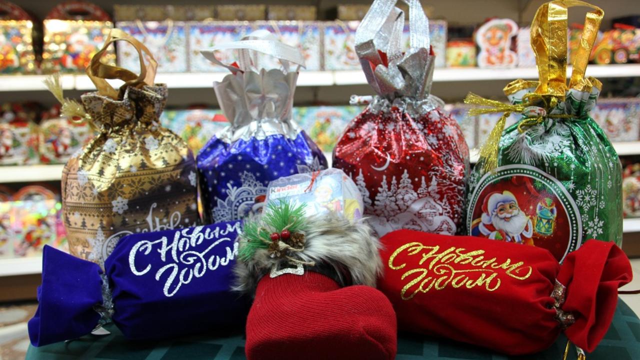 Жители Мордовии могут пожаловаться на новогодние сладости и игрушки для детей