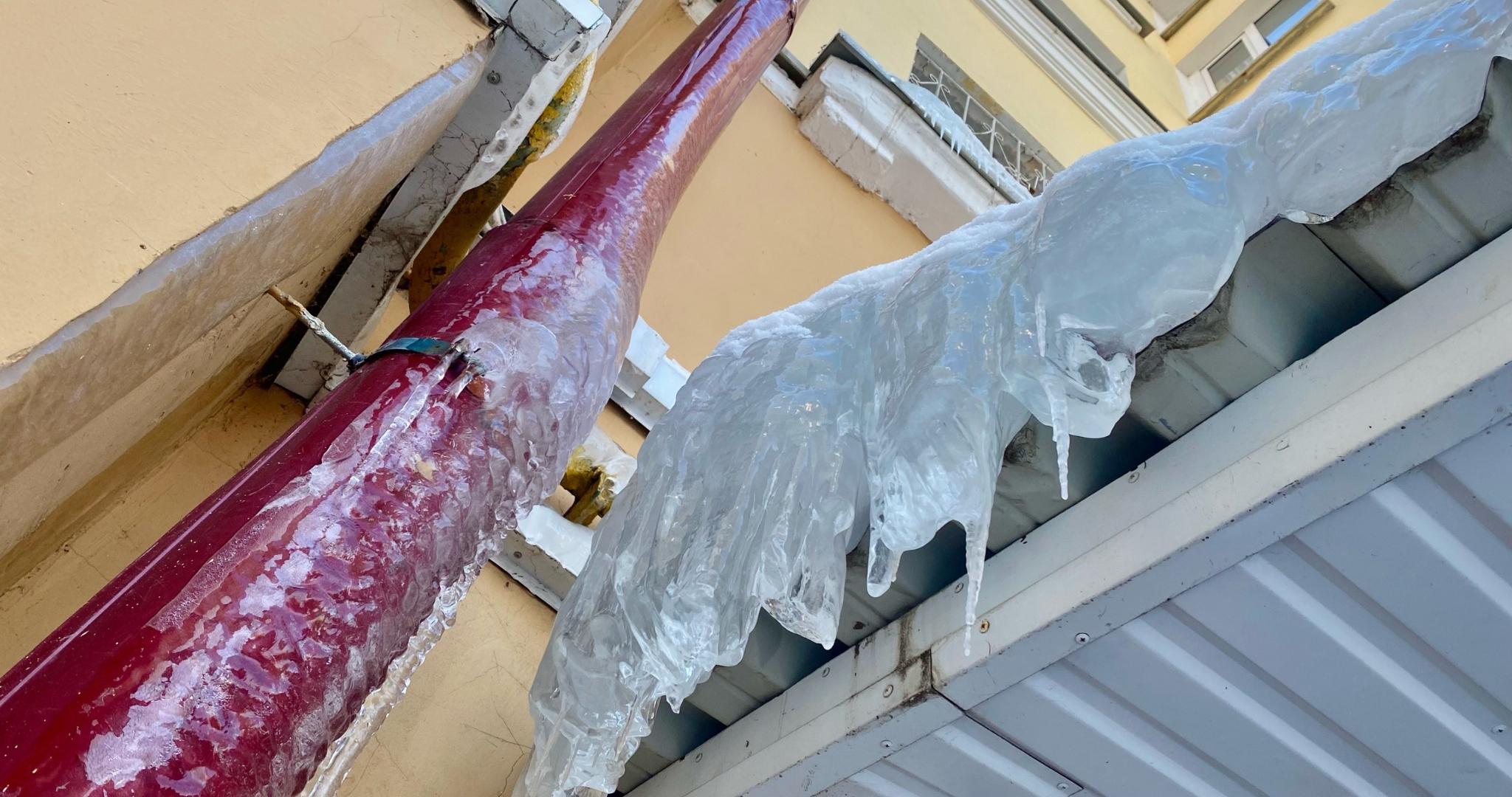 Коммунальщиков в Мордовии раскритиковали за сосульки и «плачущие» крыши 