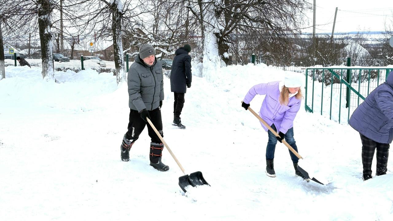 Школьники Рузаевки вышли на борьбу со снегопадом