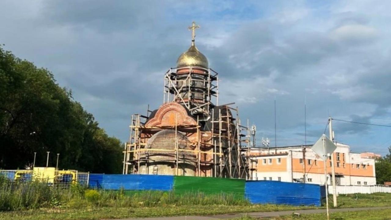 В Саранске на часовне во имя Всемилостивого Спаса создают фасадную лепнину В Саранске на часовне во имя Всемилостивого Спаса создают фасадную лепнину