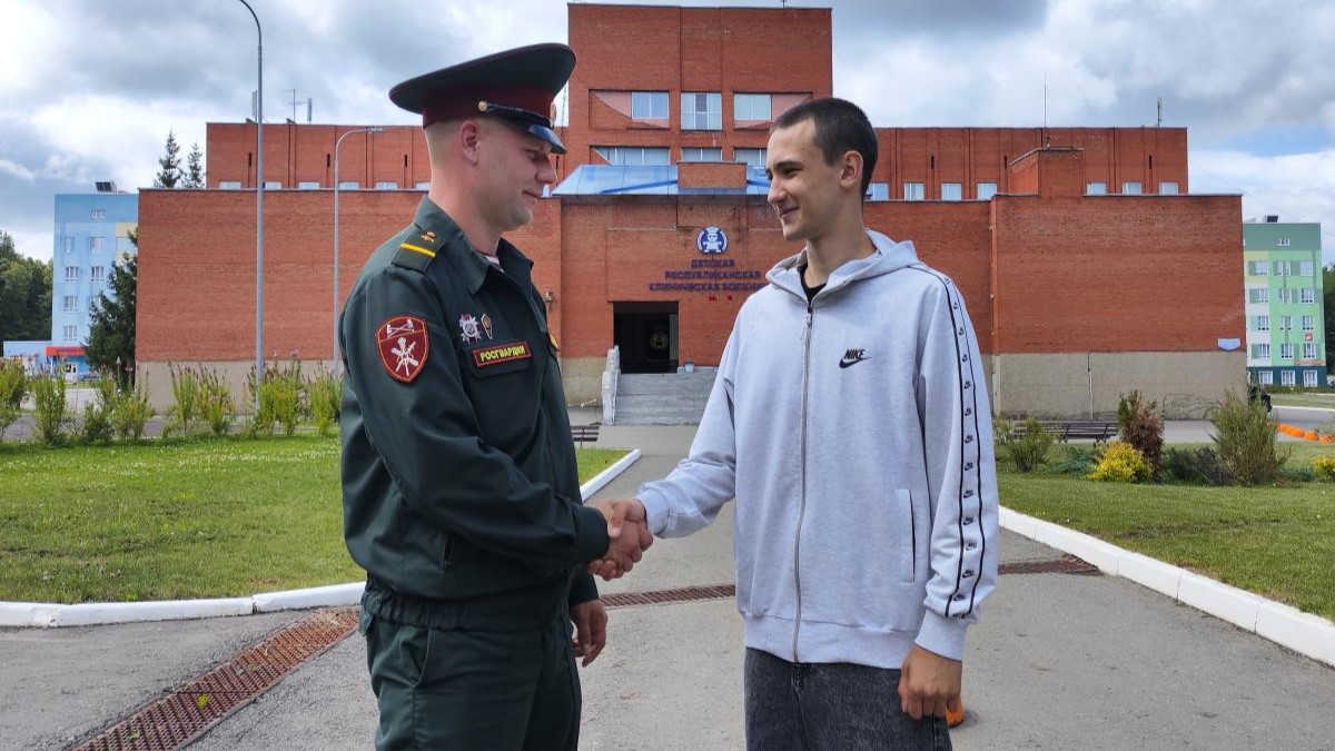 В Саранске росгвардеец спас юного зеваку, отравившегося дымом на пожаре