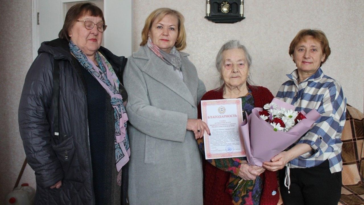 Глава района поздравила жительницу Кочкурова с 90-летием