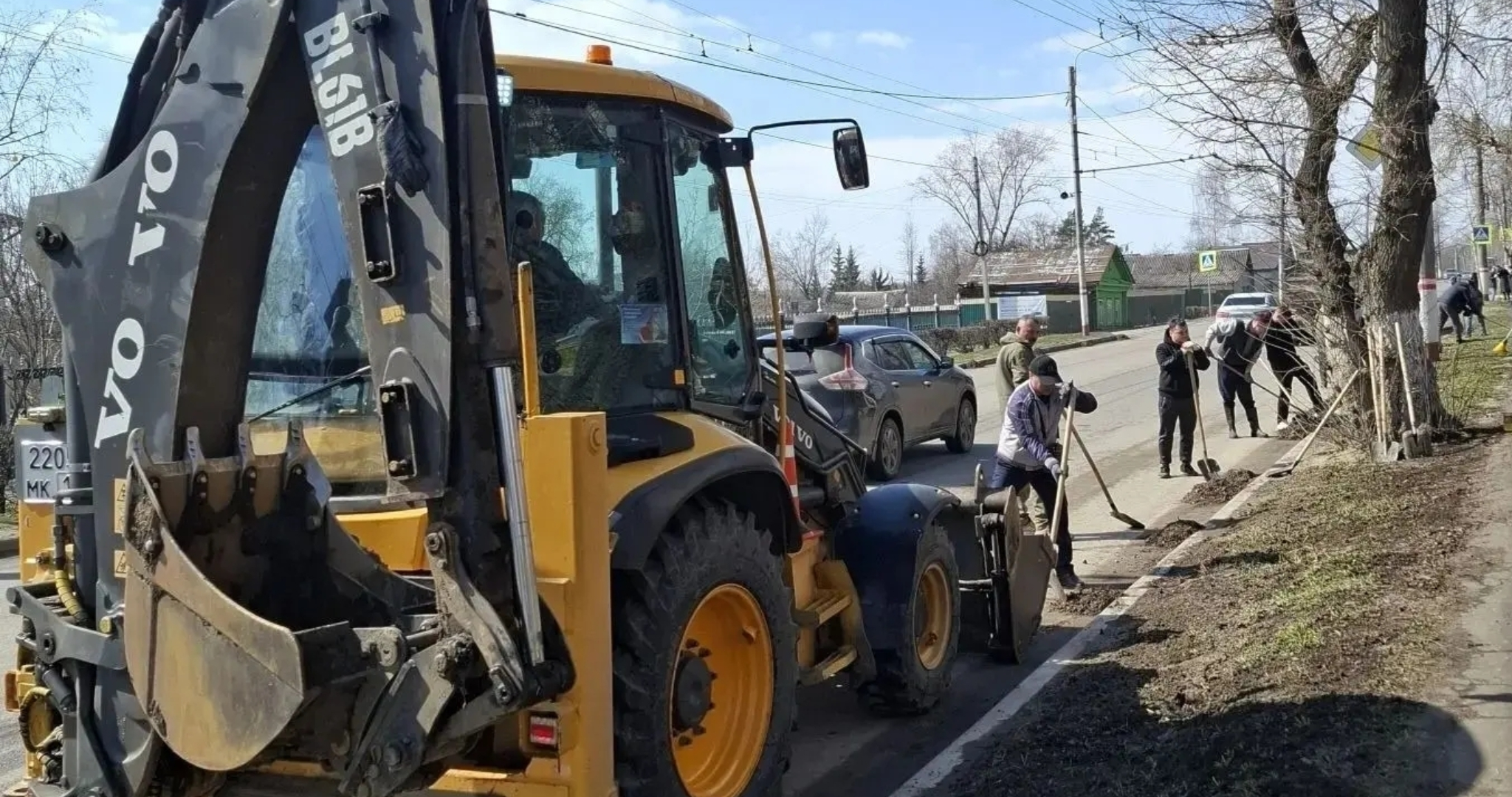 Коммунальщики в Саранске ворошили снег и убирали мусор 