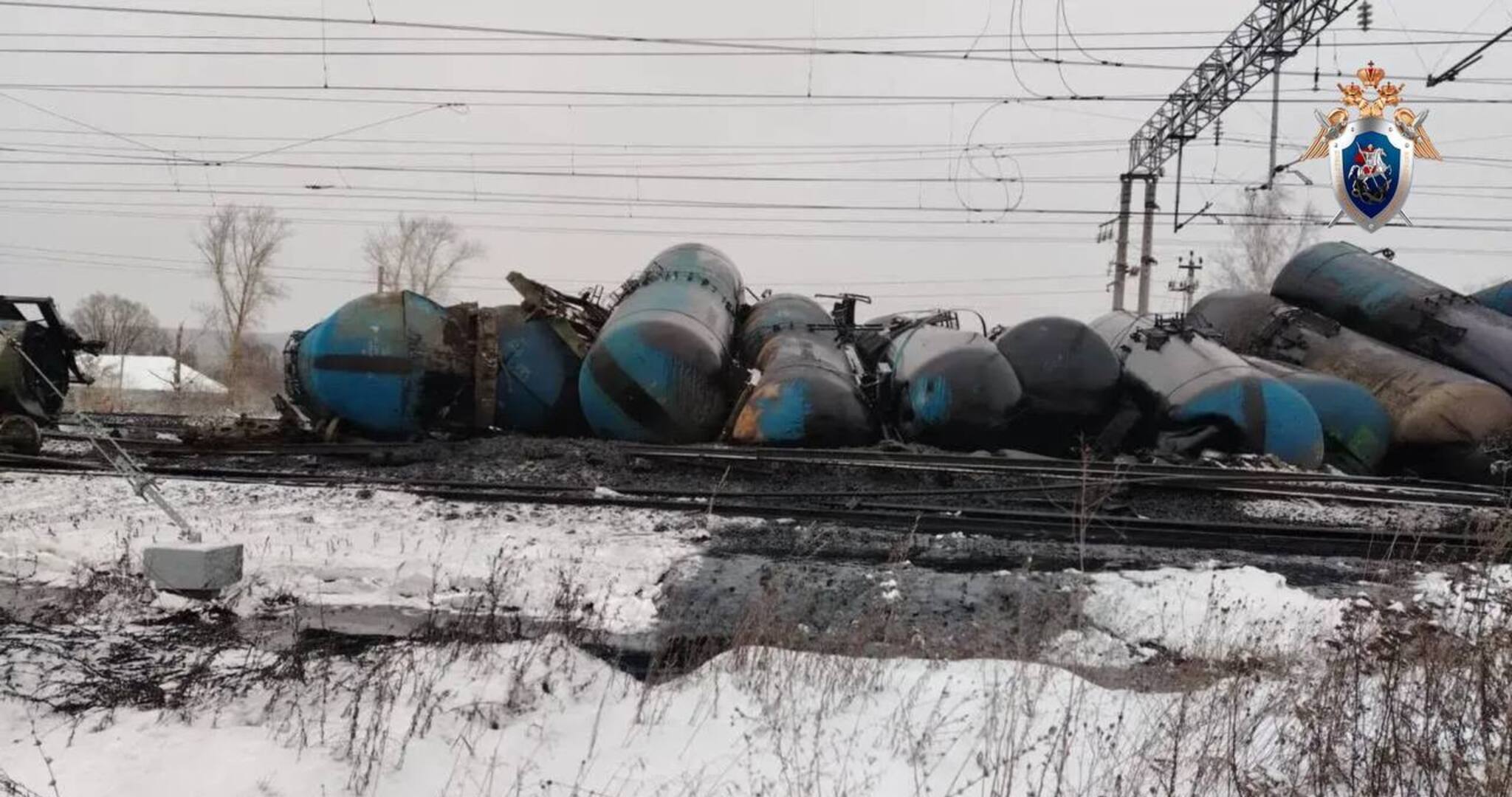 Больше 20 цистерн с мазутом сошли с рельсов во время аварии на станции Чаис 