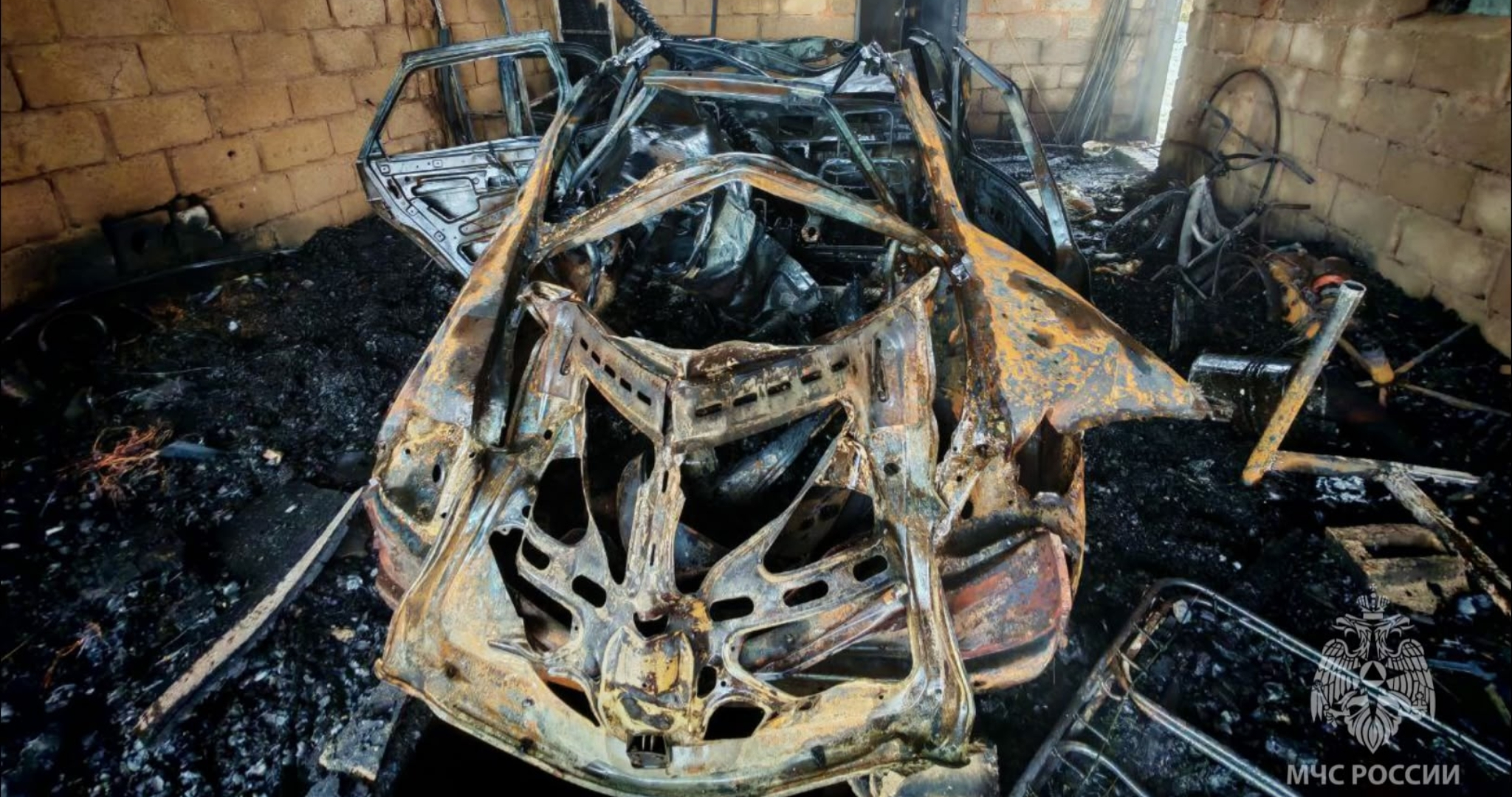 Мужчина в Мордовии ремонтировал машину, и она сгорела вместе с гаражом 