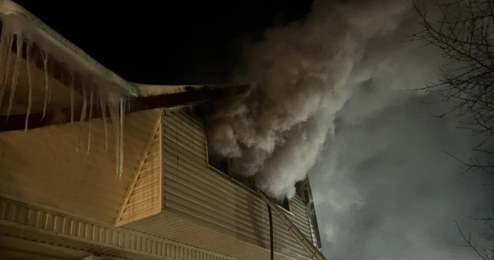 Больше 30 пожарных в Мордовии тушили двухэтажный особняк 