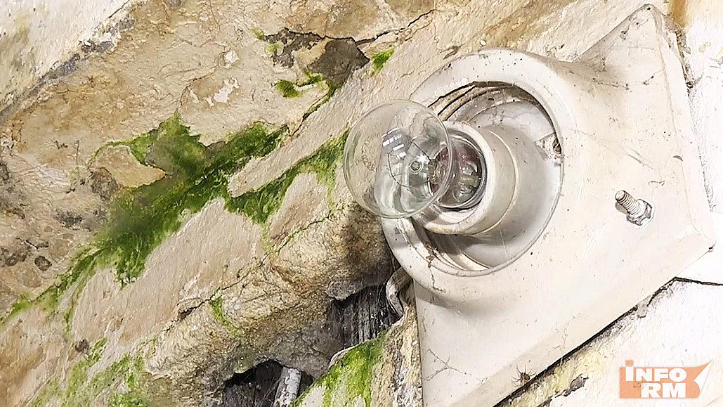 Жители пятиэтажки в Лямбире боятся сгореть из-за текущей крыши