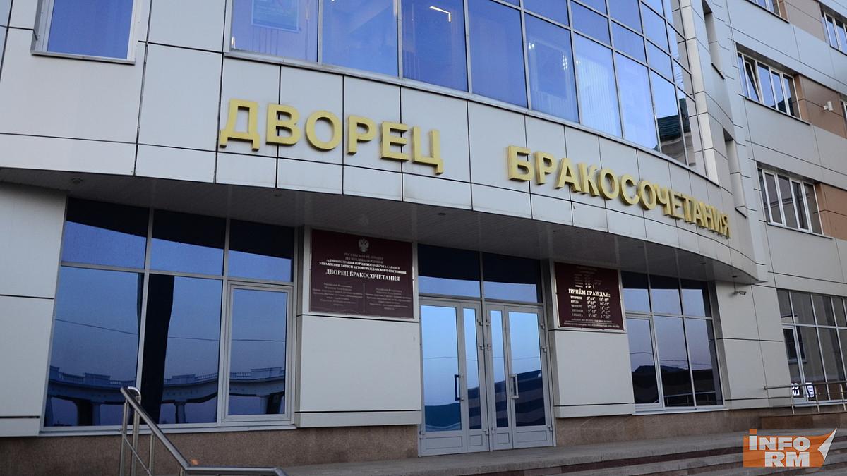 В России предложили ввести премии за свадьбу и штрафы за развод 