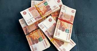 Должен ли работодатель повышать сотрудникам зарплату: комментарий юриста 