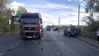 В Мордовии кроссовер вылетел под фуру: водитель в больнице
