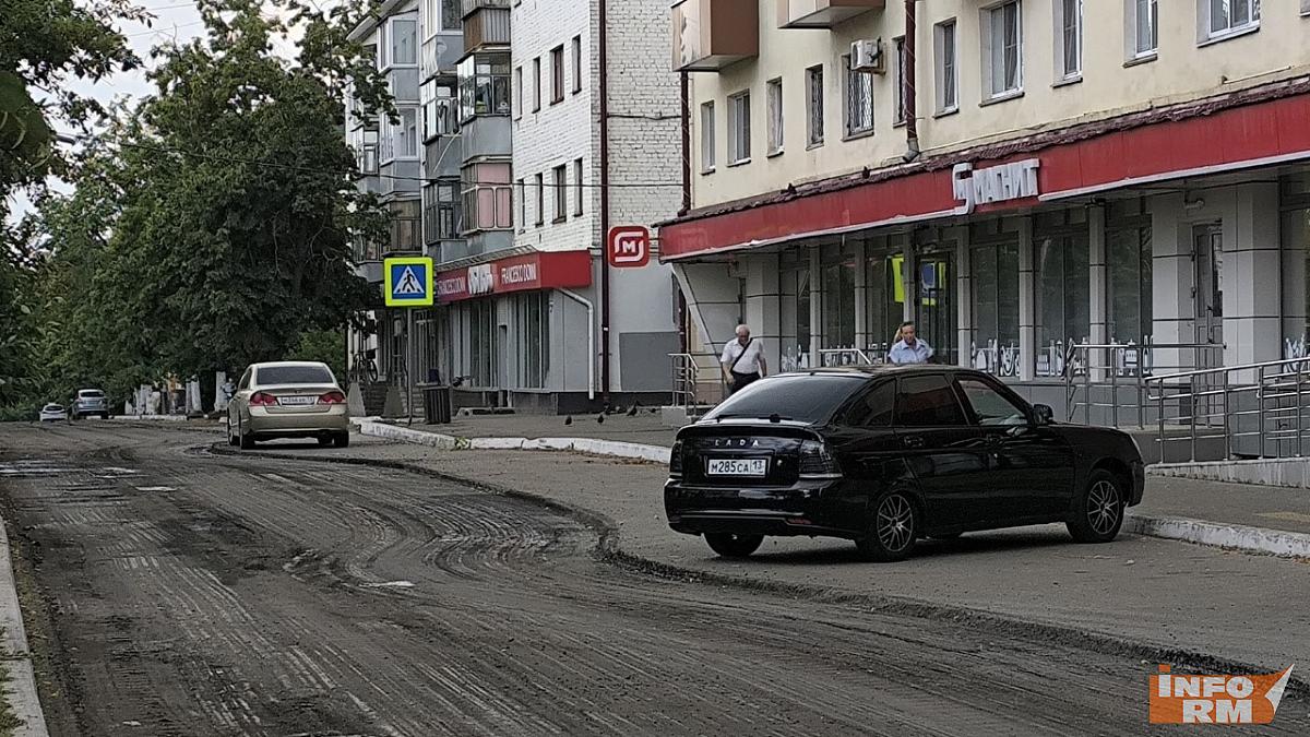 В Саранске Пролетарскую ремонтируют креативные рабочие В Саранске Пролетарскую ремонтируют креативные рабочие