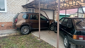 В Мордовии неудачный обгон закончился под металлическим навесом