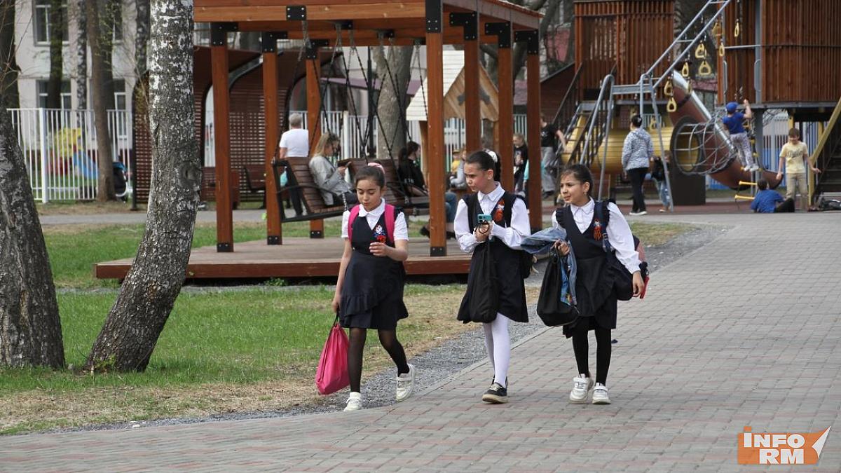 Школьникам запретят пользоваться телефонами на уроках