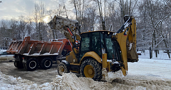 На уборку снега в Саранске выехала частная техника 