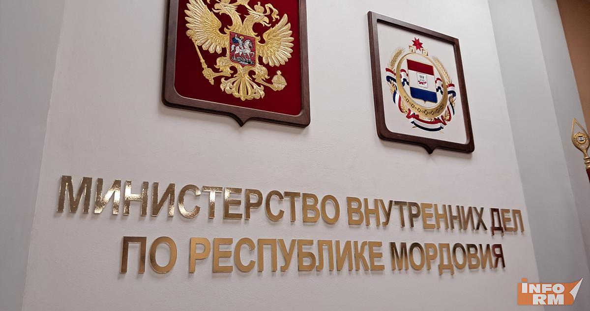 В Мордовии внутри остановленной машины полицейские нашли двух мужчин и наркотики 