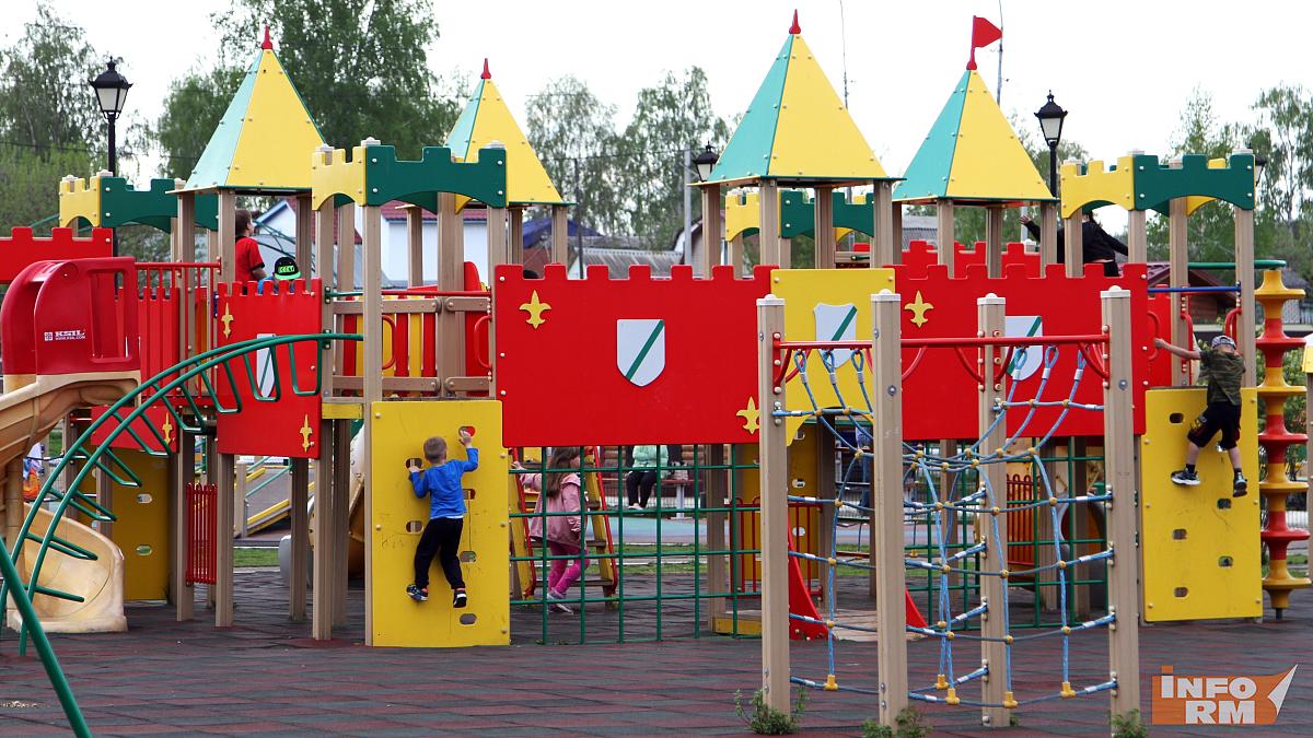 Около «Мордовия Арены» устанавливают детские площадки