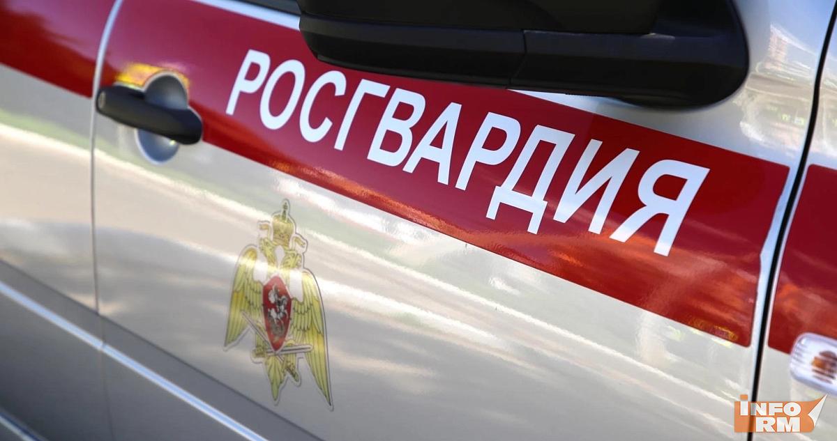 За плохое поведение жителя Саранска покатали на машине с мигалками 