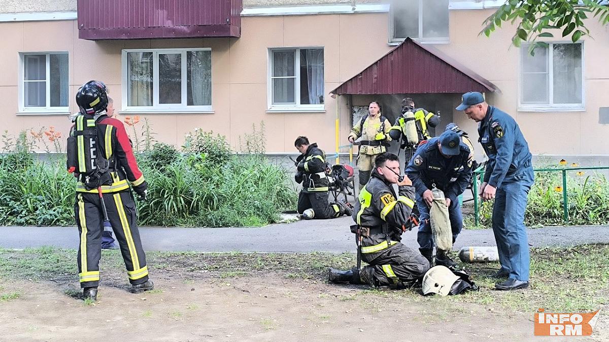 В Саранске несколько пожарных расчетов тушат многоэтажку