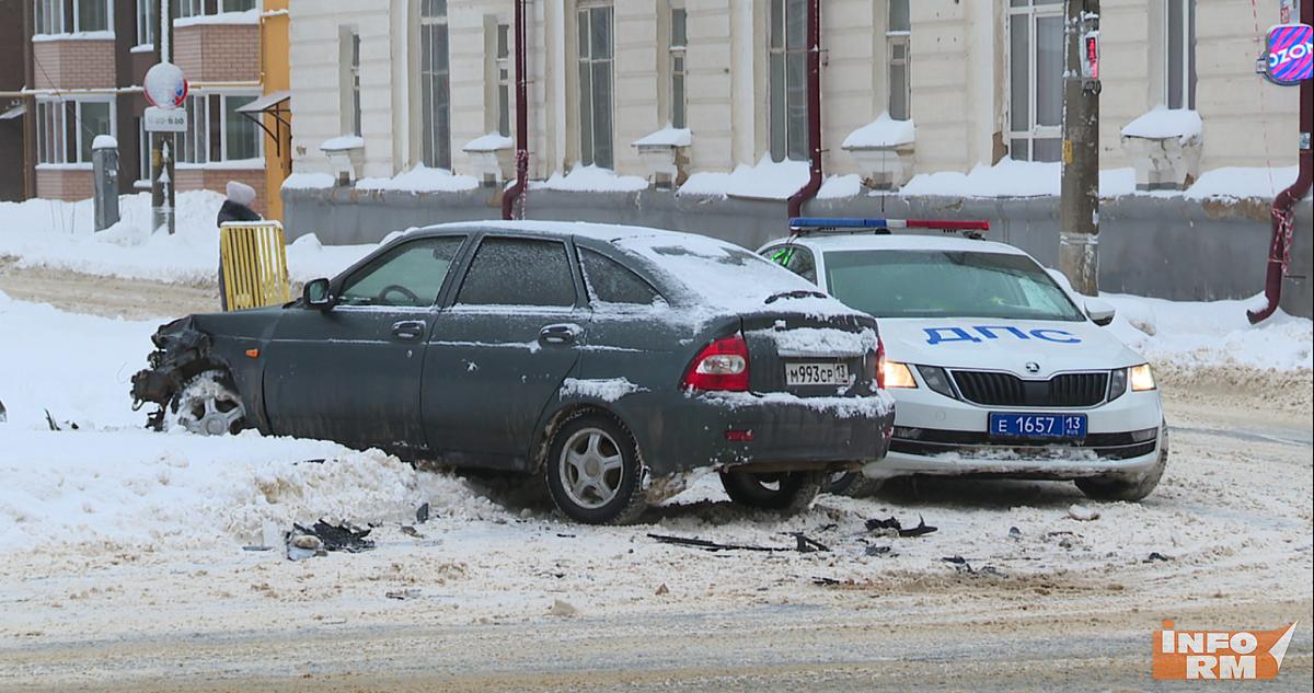 Внедорожник и легковушка в Саранске столкнулись у автобусной остановки 