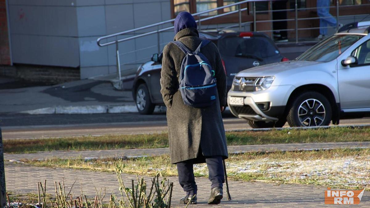 Опрос ВТБ: почти половина россиян взяли на себя управление финансами пожилых родных