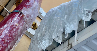 Из-за коммунальной аварии дом в Саранске превратился в глыбу льда 