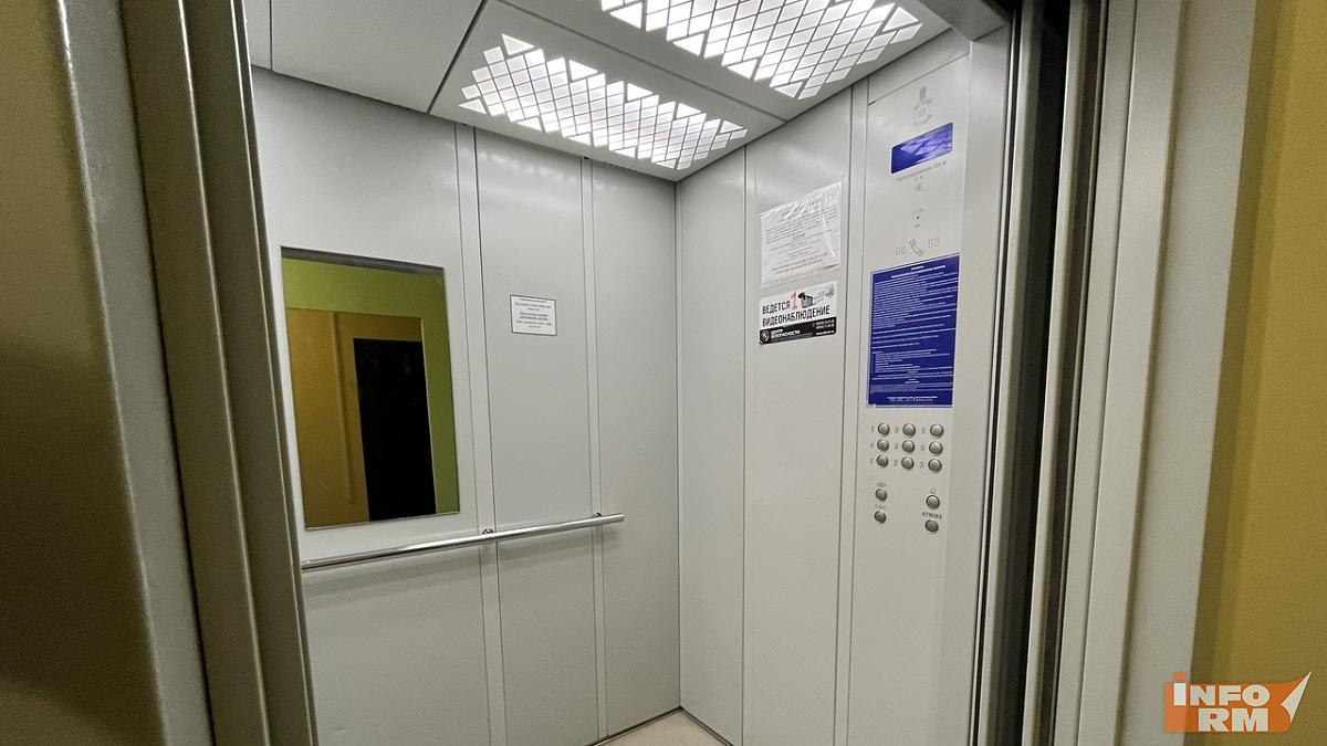 Трясётся и гремит: жительница Саранска попросила заменить лифт в своём доме 