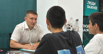Кандидат в губернаторы от «Новых людей» Владислав Тулаев обсудил с жителями Саранска состояние дорог и тротуаров