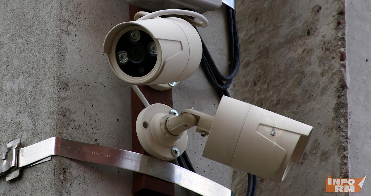 Россиян предупредили о наказании за самовольную установку камер в подъезде 