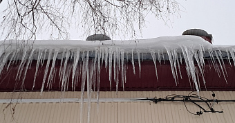 На 11-летнюю девочку в Мордовии упала глыба льда и снега 