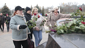 В Саранске возложили цветы к памятнику «Навеки с Россией»