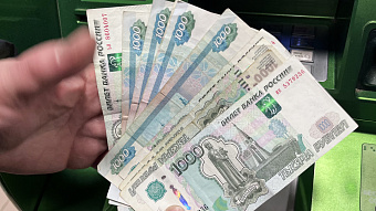 Открытая касса: жительница Саранска у банкомата соблазнилась чужими деньгами