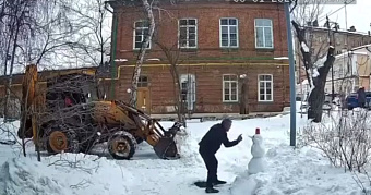 Тракторист спас снеговика и стал звездой 