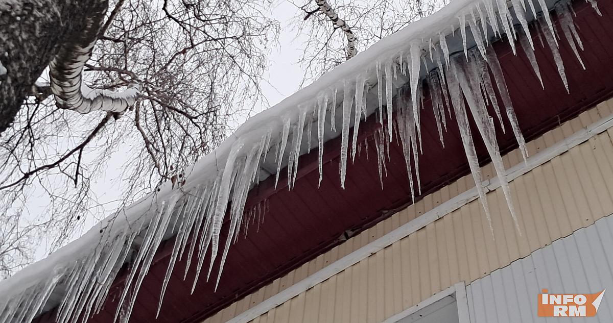 На мужчину в Саранске с крыши пятого этажа упали снег и наледь 