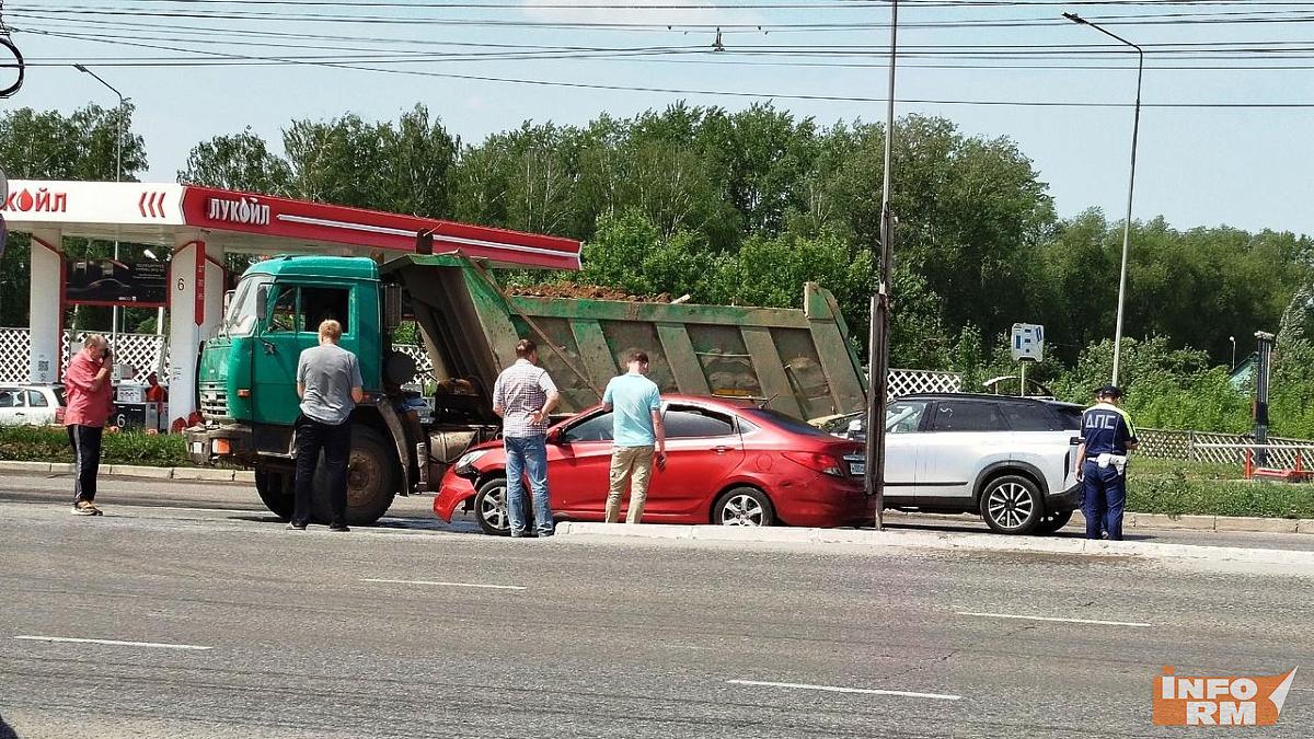 Легковушка и самосвал встретились в Саранске
