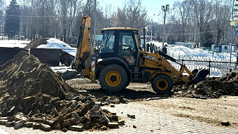 В Саранске на фонтанном спуске демонтируют брусчатку