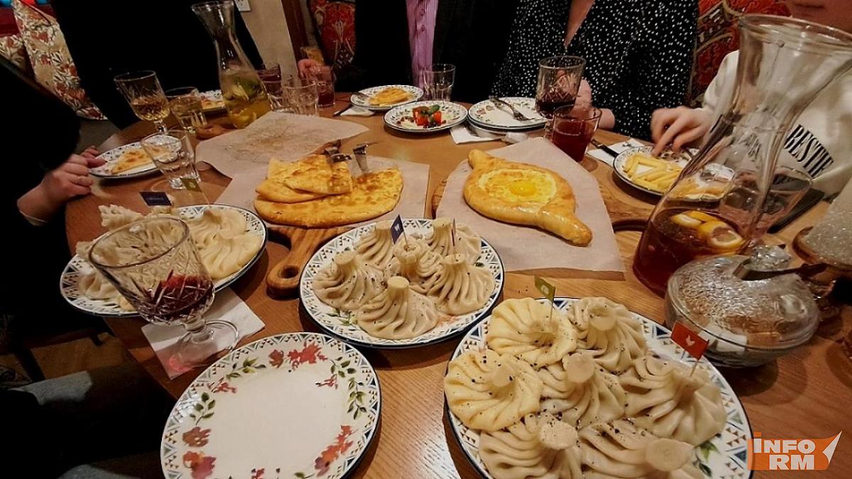 Россияне стали чаще оставлять чаевые в кафе и барах