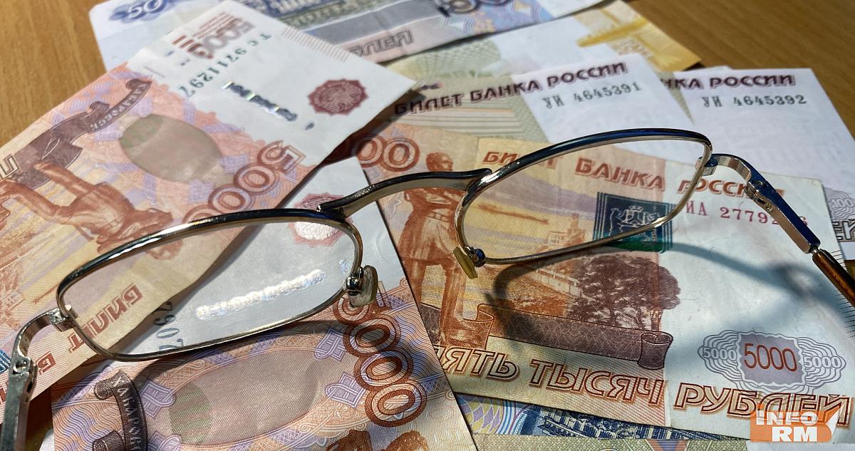 Чиновников предложили спасти от нищенской жизни 