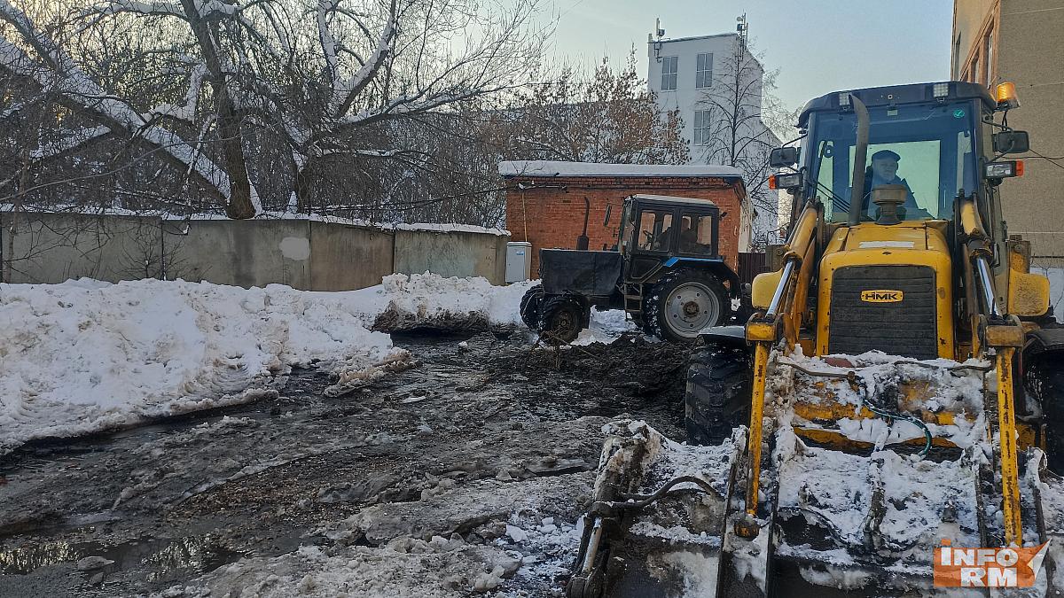 В Саранске устраняют прорыв на водопроводе