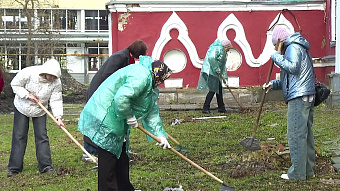 В Саранске территорию храма очистили от мусора