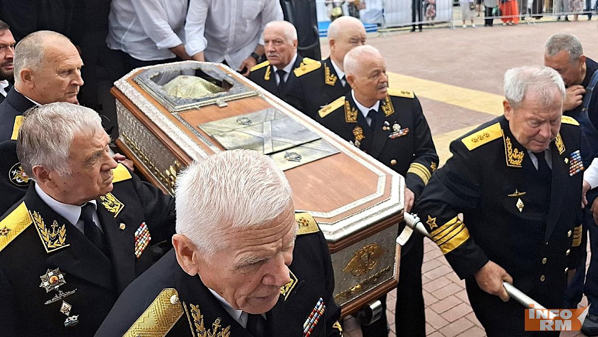 В Саранск привезли раку с мощами святого праведного Феодора Ушакова В Саранск привезли раку с мощами святого праведного Феодора Ушакова