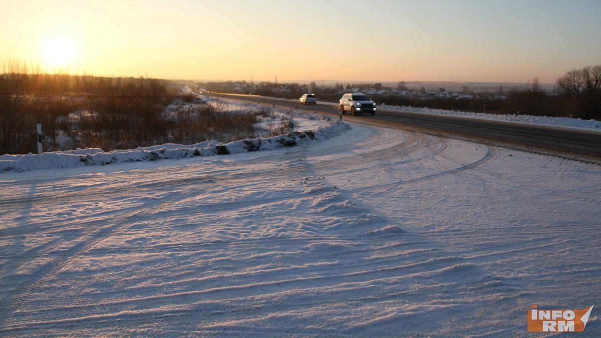 В Мордовии сотрудники Госавтоинспекции требуют от владельца дороги убрать снежный вал