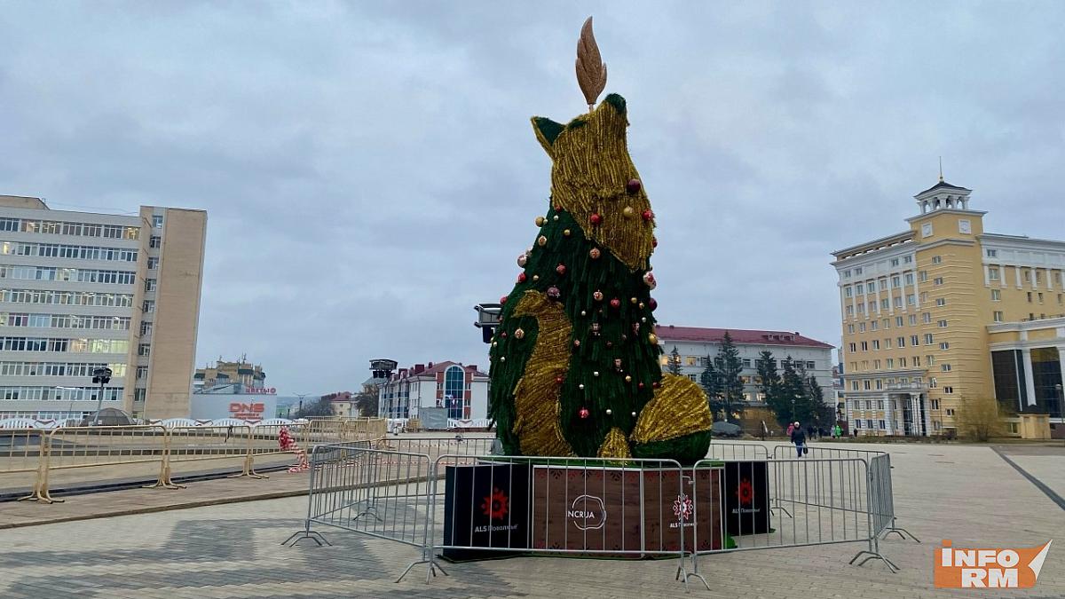 Жителей Саранска приветствует ёлка-лиса